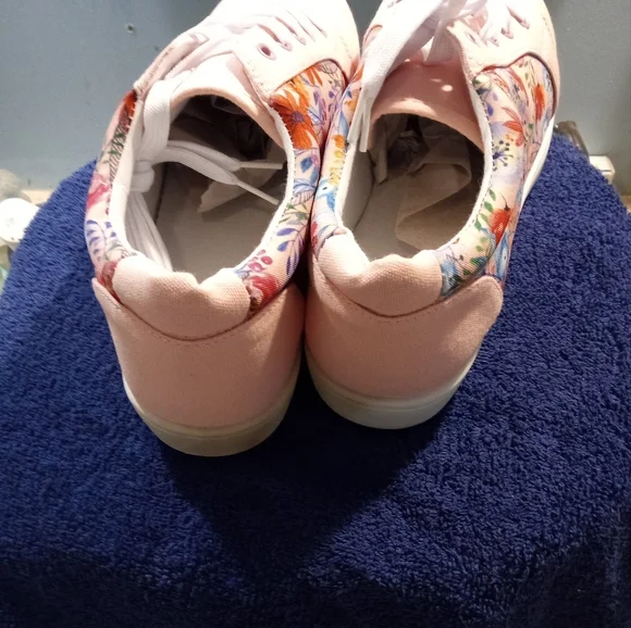 Woman's peach/flowers sneakers - Picture 5 of 6